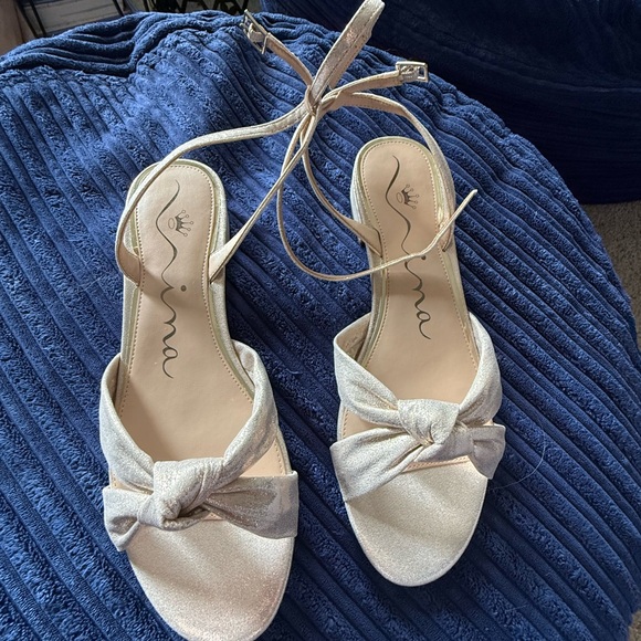 Nina Gold Women's Sandals with Bow Detail - Picture 1 of 3